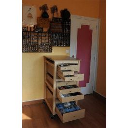 Colonne avec trois modules de tiroirs ouverts yvetot