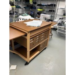 Les Compagnons de Maguelone Mobili per laboratorio di cucito