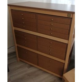 Commode sur pieds idéale pour les collections