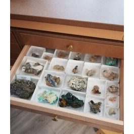 Rangement des minéraux dans la commode